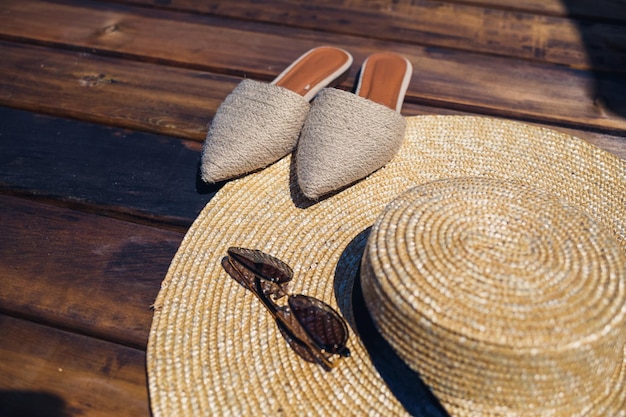 Chapéu de mulas feminino e óculos de sol para férias