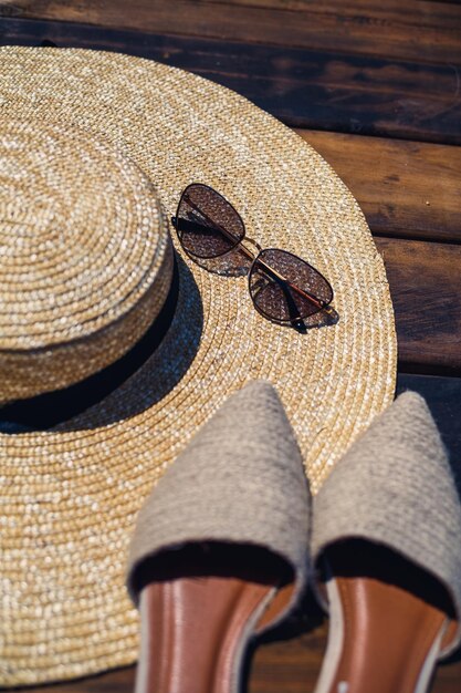 Chapéu de mulas feminino e óculos de sol para férias