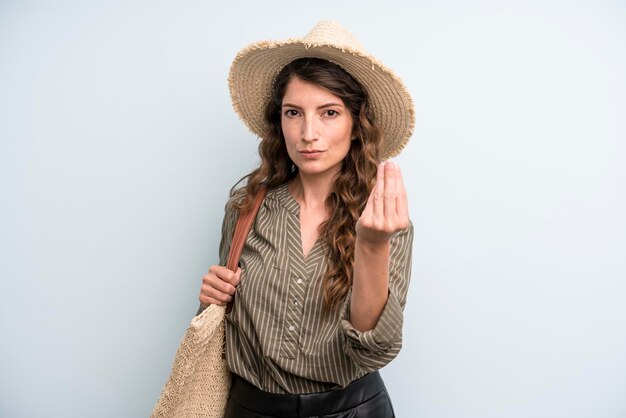 Chapéu de mulher bonita adulta jovem e conceito de verão