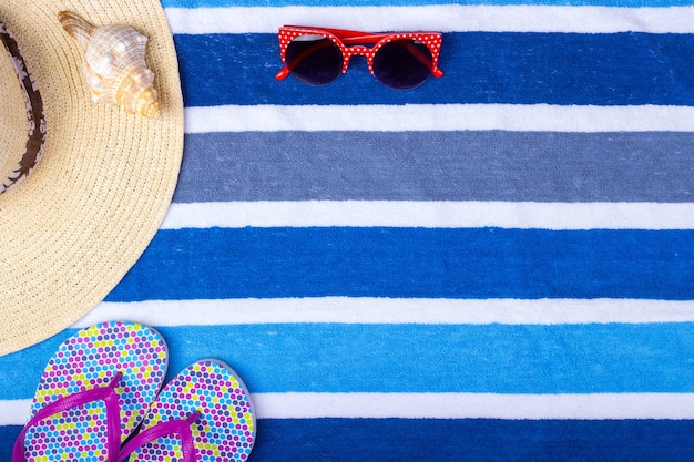 Chapéu de mulher da praia de palha óculos de sol vista superior concha flip-flops com espaço para texto.