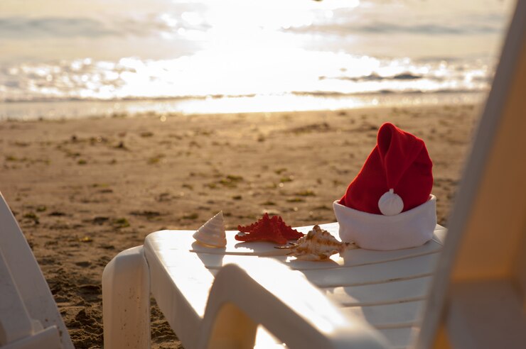 Chapéu de Natal em uma cadeira na praia