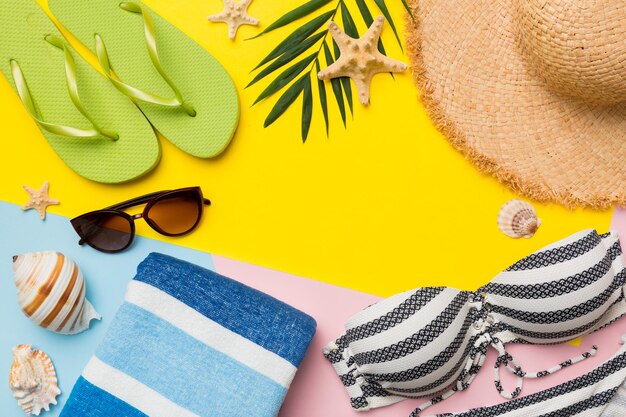 Chapéu de palha de acessórios de praia e concha na mesa colorida Fundo do conceito de verão