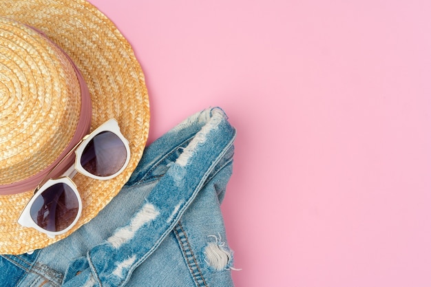 Chapéu de palha feminino e óculos escuros para vista superior do feriado de praia