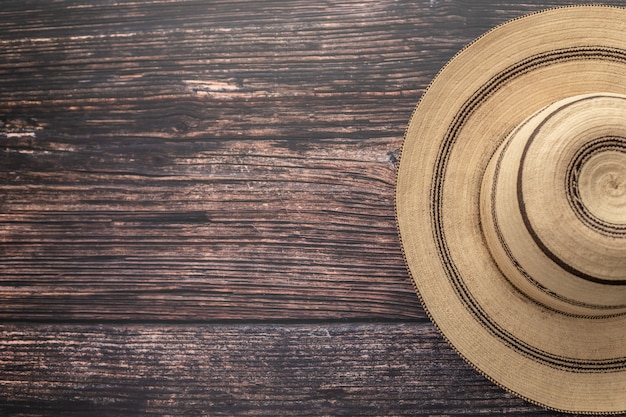 Foto chapéu de panamá pintado tradicional em uma mesa de madeira