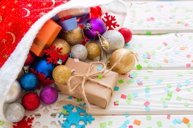 Chapéu de Papai Noel com presentes para o Natal