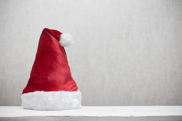 Chapéu de Papai Noel na mesa de madeira com espaço de cópia