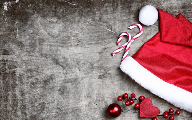 Chapéu de Papai Noel vermelho em fundo cinza texturizado de madeira