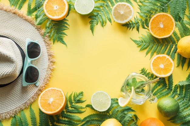 Foto chapéu de praia feminino palha, óculos de sol, cítricos em amarelo.