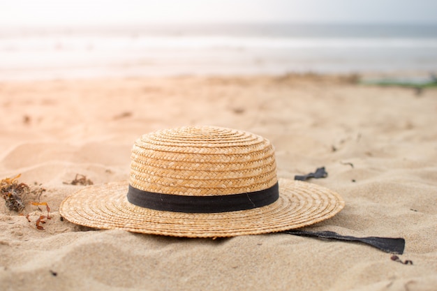 Foto chapéu de tecido à esquerda na praia