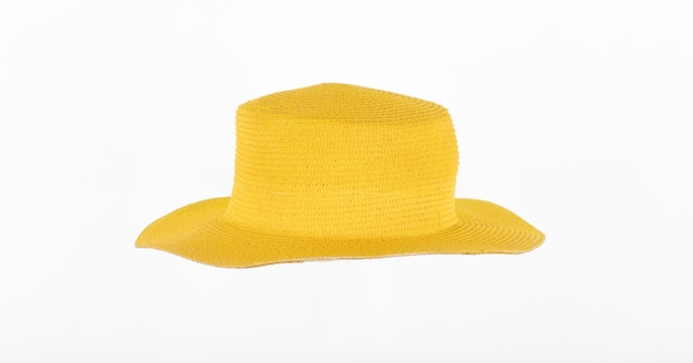 chapéu de verão amarelo isolado no fundo branco