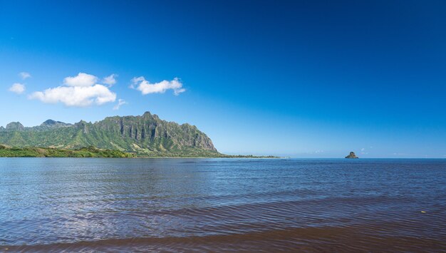 Chapéu do chinês na costa de Oahu, no Havaí, do Waiahole Beach Park