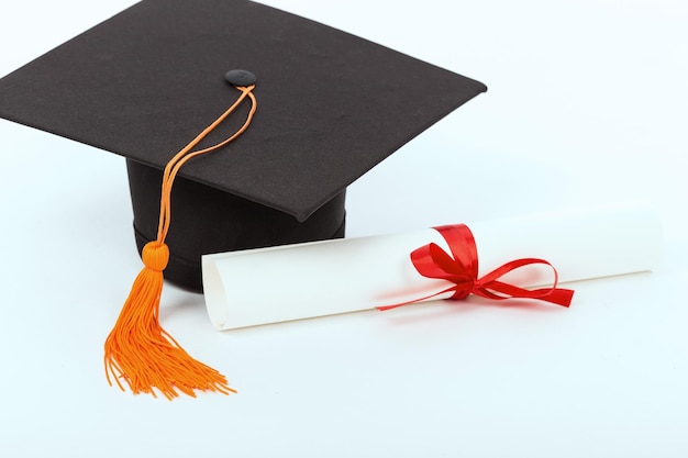 Chapéu e certificado contra fundo branco