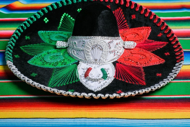 Chapéu mariachi com as cores da bandeira mexicana em um poncho colorido