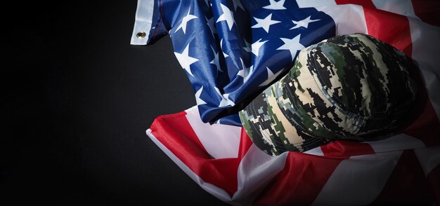 Estados Unidos da América bandeira e casaco uniforme militar dobrado.  Símbolos militares fundo conceitual banner para feriados patrióticos  americanos fotos, imagens de © Mehaniq #335326608