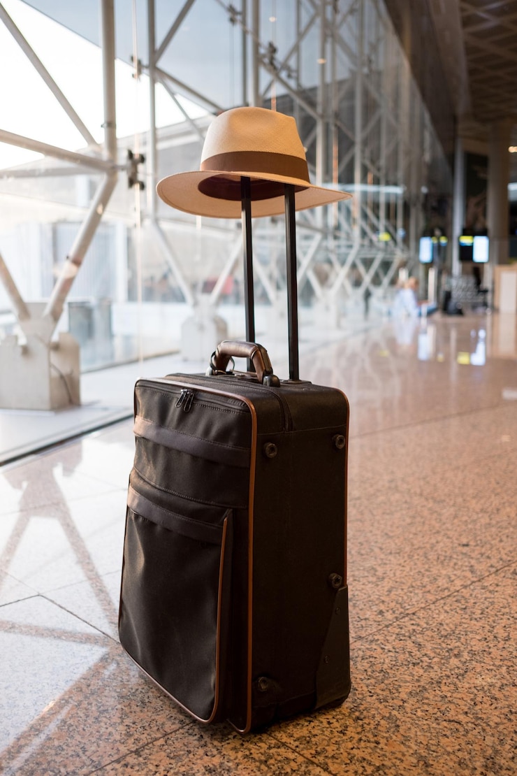 Foto chapéu na mala no aeroporto