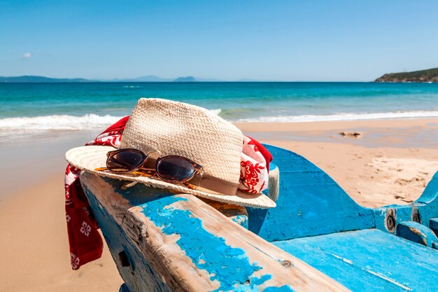 Foto chapéu óculos e cachecol na praia