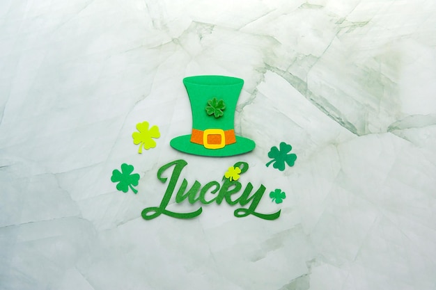 Chapéu verde com decoração de letras da sorte e trevo cartão de saudação do dia de São Patrício