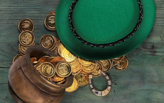 Chapéu verde irlandês do dia de São Patrício e moedas de ouro