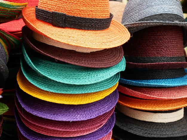 Chapéus coloridos do Weave