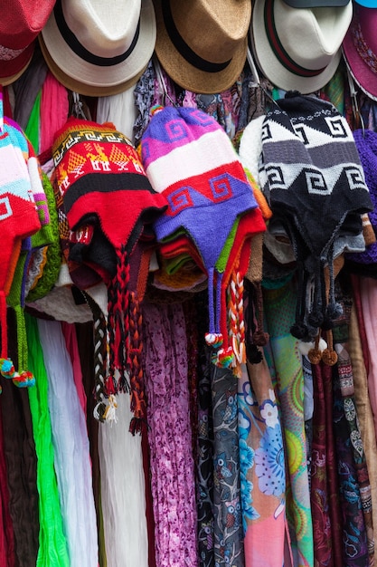Chapéus e lenços em um mercado