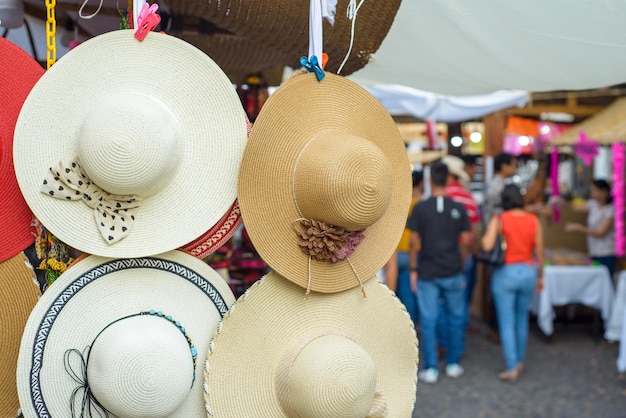 Foto chapéus femininos à venda no mercado de rua no méxico