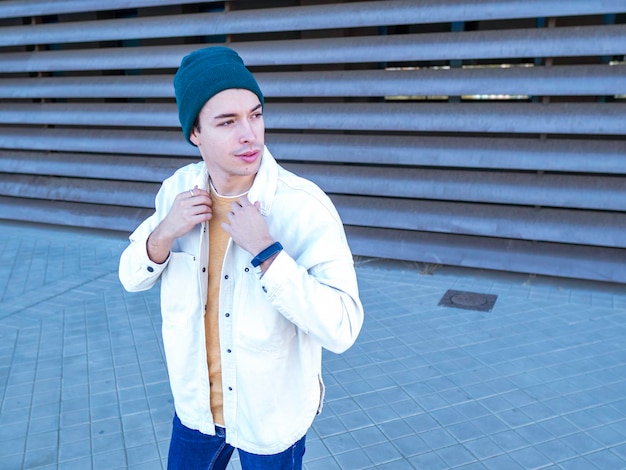 Foto chaqueta de ajuste hipster joven en la calle