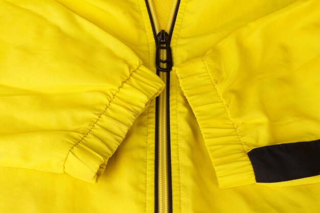 chaqueta amarilla con cremallera de primer plano
