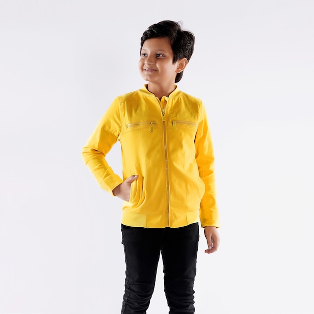 Chaqueta de color amarillo de invierno para niños con cara sonriente.