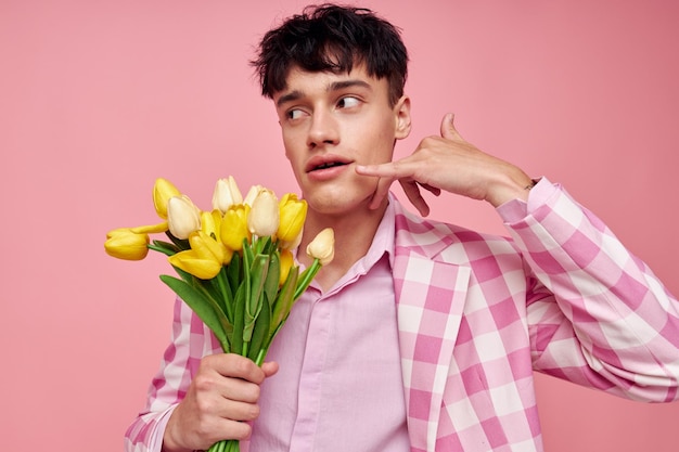 En una chaqueta a cuadros rosa un ramo de flores romance