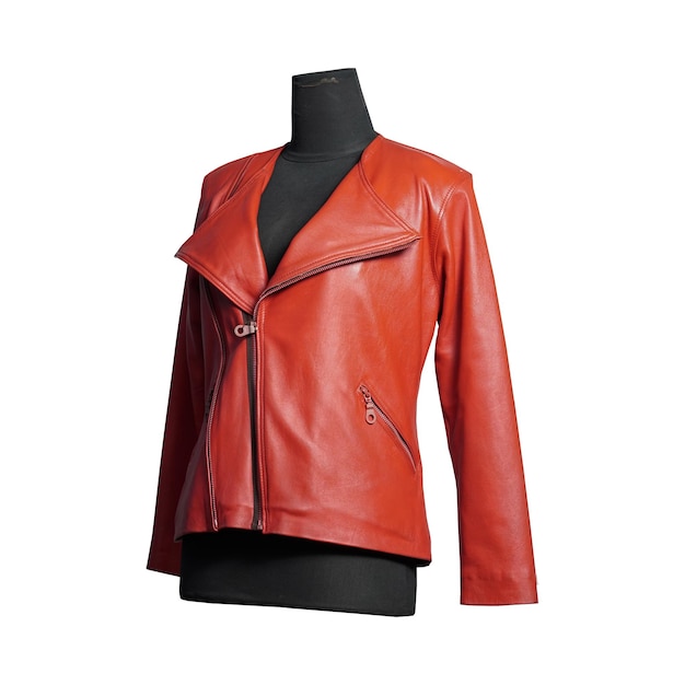 Chaqueta de cuero roja para mujer aislada sobre fondo blanco.