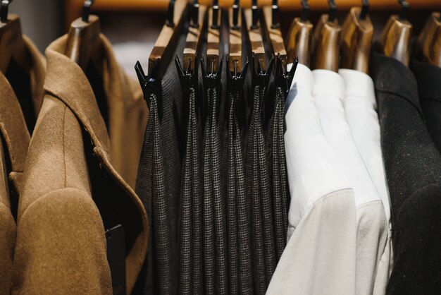 Chaquetas colgadas en una tienda de ropa para hombres