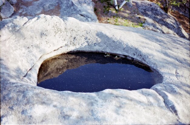 Foto un charco en la roca