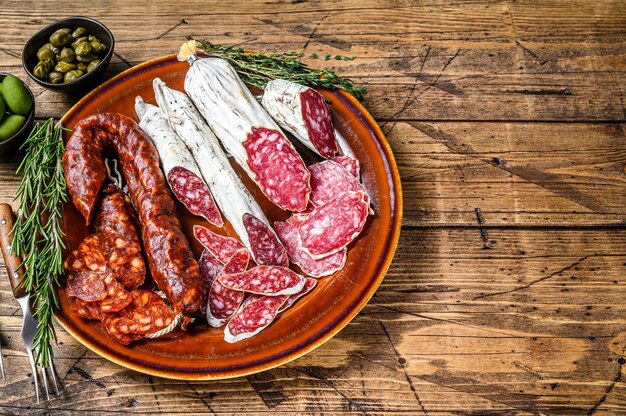 Charcutaria espanhola com salame fatiado de linguiça, fuet e chouriço em prato rústico