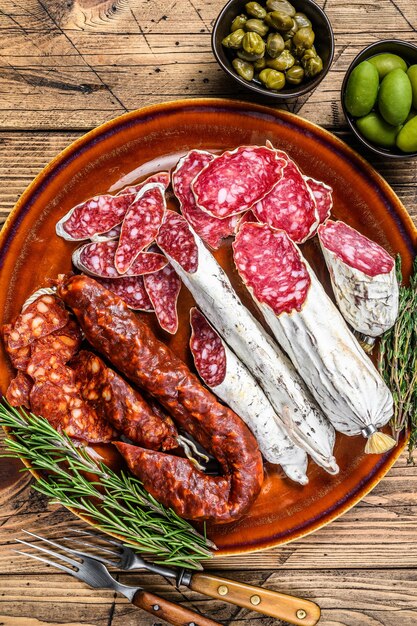 Charcutaria espanhola com salame fatiado de linguiça, fuet e chouriço em prato rústico