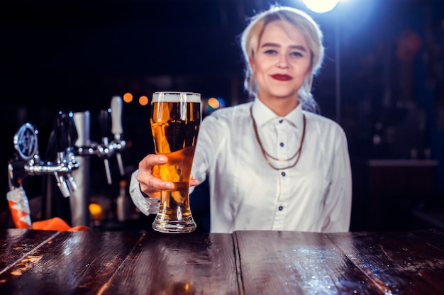 Charismatische Barkeeperin macht eine Show und kreiert einen Cocktail hinter der Bar