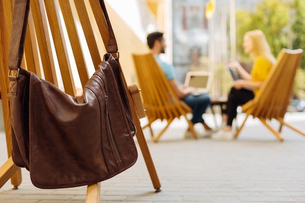 Charismatische junge Leute diskutieren und haben Spaß im Café