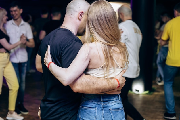 Charkiw Ukraine 150921 Menschen tanzen Bachata auf der Tanzfläche