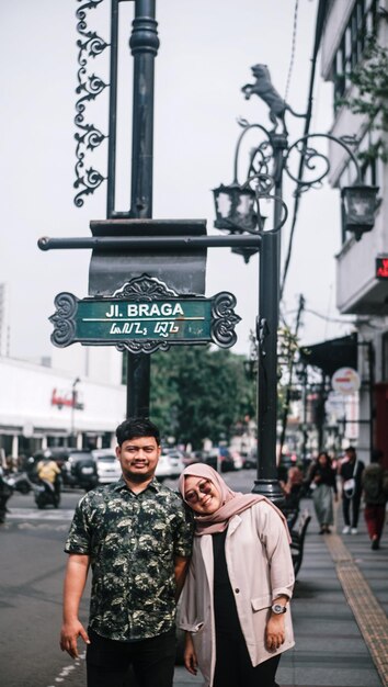 charlando por la tarde en las afueras de la ciudad de Braga Bandung