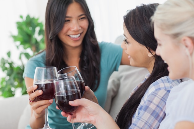 Charlar con amigos que tienen vino tinto juntos