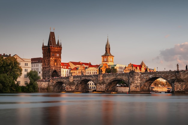 Charles Bridge sobre o rio Vltava ao pôr do sol em Praga República Checa