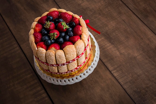 Charlotte French Dessert mit Erdbeer- und Blaubeerportionsscheiben