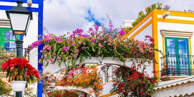 Charmante blumengeschmückte Straßen von Puerto de Mogan auf der Insel Gran Canaria