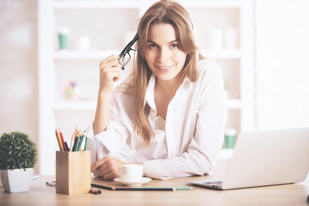 Charmante Frau am Arbeitsplatz