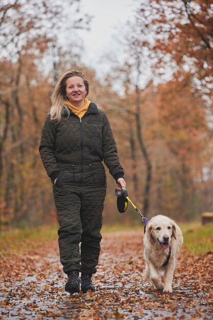 Foto charmante frau geht im wald in dänemark spazieren