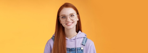 Charmante, intelligente, süße Freiberuflerin bestellt Kaffee, Arbeitscafé, Stehoverall, Brille, Hoodie, smi