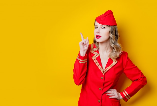 charmante Vintage Stewardess in roter Uniform