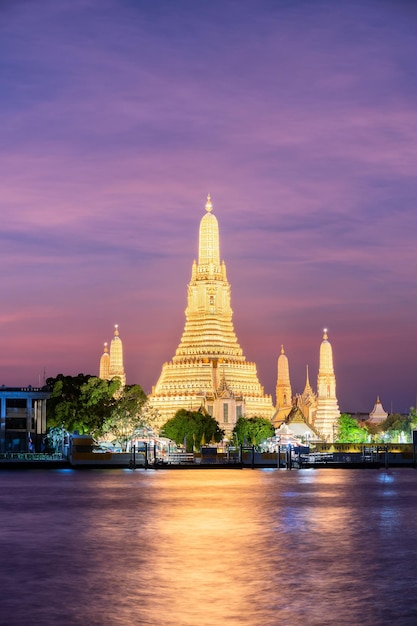 Charmanter Blick auf den nachts beleuchteten Wat Arun Ratchawararam Bangkok Thailand