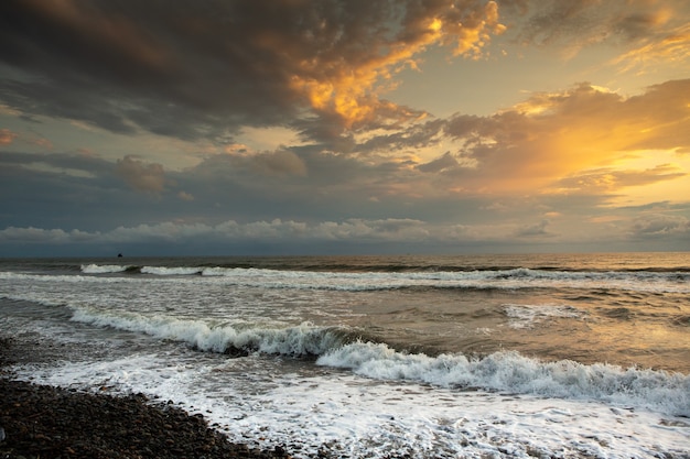 Charmanter Sonnenuntergang am Schwarzmeerstrand in Georgia