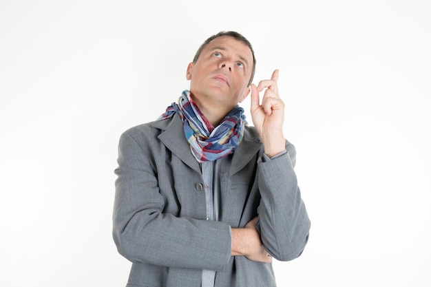 Foto charmanter und gutaussehender mann mit freizeitjacke, der isoliert mit dem finger nach oben zeigt
