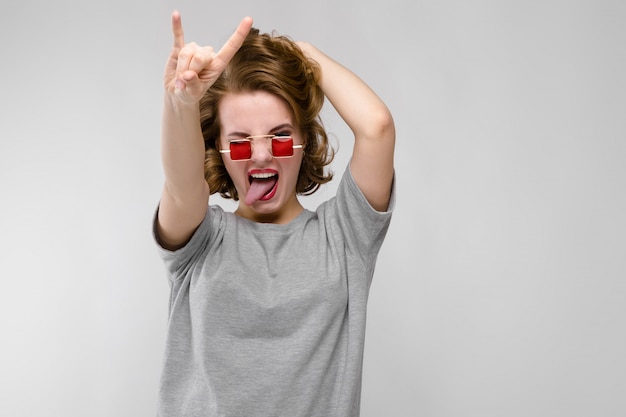 Charmantes junges Mädchen in einem grauen T-Shirt